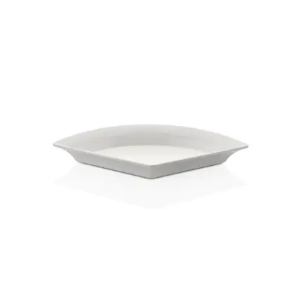 36x21 cm ölçülerinde, 4 cm sığ derinliğe sahip krem beyaz renkli kavisli köşe formunda HappyChef gastronorm teşhir tabağı ve sunum kabı.