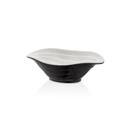 23x16 cm ölçülerinde, 7,3 cm yüksekliğe ve 700 ml hacme sahip dışı parlak siyah içi beyaz dalgalı oval HappyChef melamin mini açık büfe meze ve sos sunum kasesi.