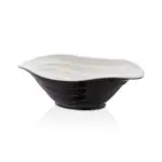 33x23 cm ölçülerinde, 10,5 cm yüksekliğe ve 2 litre hacme sahip dışı parlak siyah içi beyaz dalgalı oval HappyChef melamin açık büfe salata ve meze sunum kasesi.