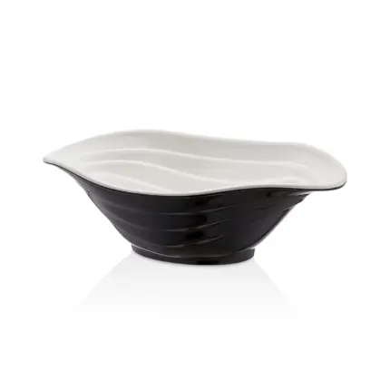 33x23 cm ölçülerinde, 10,5 cm yüksekliğe ve 2 litre hacme sahip dışı parlak siyah içi beyaz dalgalı oval HappyChef melamin açık büfe salata ve meze sunum kasesi.