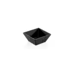 13,8x13,8 cm ölçülerinde, 5,8 cm yüksekliğe ve 570 ml hacme sahip kendinden dalga desenli parlak siyah porsiyonluk kare HappyChef melamin açık büfe meze, sos ve çerez kasesi.
