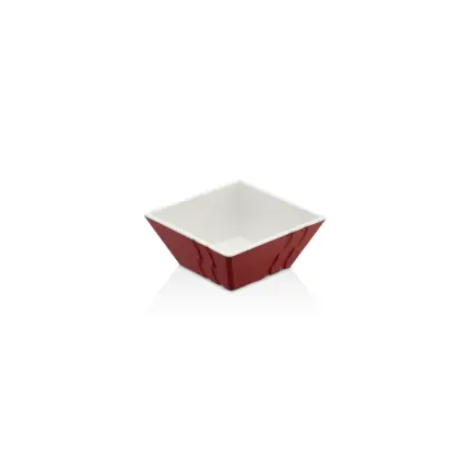 13,8x13,8 cm ölçülerinde, 5,8 cm yüksekliğe ve 570 ml hacme sahip dışı kendinden dalga desenli parlak mürdüm kırmızı içi beyaz porsiyonluk kare HappyChef melamin açık büfe meze, sos ve çerez kasesi.