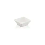 13,8x13,8 cm ölçülerinde, 5,8 cm yüksekliğe ve 570 ml hacme sahip kendinden dalga desenli parlak beyaz porsiyonluk kare HappyChef melamin açık büfe meze, sos ve çerez kasesi.