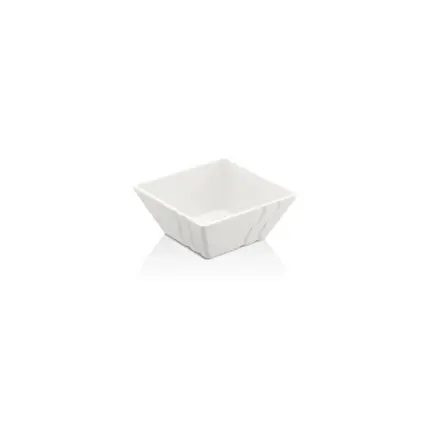 13,8x13,8 cm ölçülerinde, 5,8 cm yüksekliğe ve 570 ml hacme sahip kendinden dalga desenli parlak beyaz porsiyonluk kare HappyChef melamin açık büfe meze, sos ve çerez kasesi.
