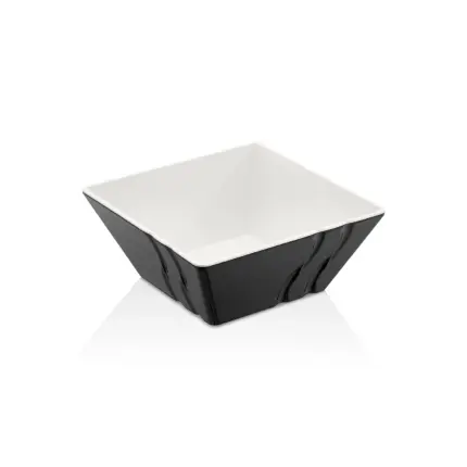 24x24 cm ölçülerinde, 10 cm yüksekliğe ve 3 litre hacme sahip dışı kendinden dalga desenli parlak siyah içi beyaz kare HappyChef melamin açık büfe salata, meze ve teşhir kasesi.
