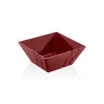 24x24 cm ölçülerinde, 10 cm yüksekliğe ve 3 litre hacme sahip kendinden dalga desenli parlak mürdüm kırmızı kare HappyChef melamin açık büfe salata reyonu ve meze teşhir kasesi.