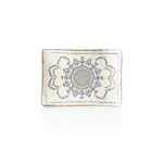 19x13,5 cm ölçülerinde, 2,1 cm yüksekliğe sahip krem terrazzo zeminli mavi ve kahverengi çini mandala desenli mini dikdörtgen HappyChef sunum tabağı ve porsiyonluk meze teşhir tepsisi.