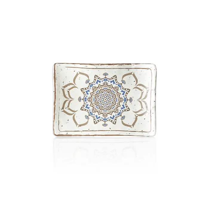 19x13,5 cm ölçülerinde, 2,1 cm yüksekliğe sahip krem terrazzo zeminli mavi ve kahverengi çini mandala desenli mini dikdörtgen HappyChef sunum tabağı ve porsiyonluk meze teşhir tepsisi.