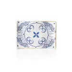 27,7x19,2 cm ölçülerinde, 2,8 cm yüksekliğe sahip antik beyaz çatlatma zeminli mavi Helenistik çini desenli porsiyonluk dikdörtgen HappyChef açık büfe sunum ve meze teşhir tabağı.