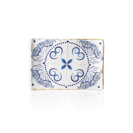 27,7x19,2 cm ölçülerinde, 2,8 cm yüksekliğe sahip antik beyaz çatlatma zeminli mavi Helenistik çini desenli porsiyonluk dikdörtgen HappyChef açık büfe sunum ve meze teşhir tabağı.