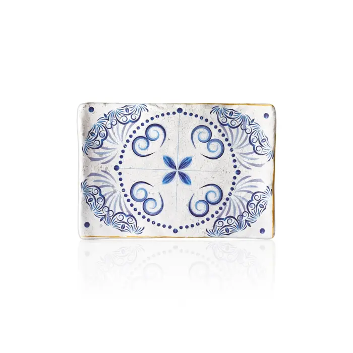 HappyChef Antik Çatlatma Zeminli Mavi Helenistik Desenli Porsiyon Tabağı - 27,7x19,2 cm 27,7x19,2 cm ölçülerinde, 2,8 cm yüksekliğe sahip antik beyaz çatlatma zeminli mavi Helenistik çini desenli porsiyonluk dikdörtgen HappyChef açık büfe sunum ve meze teşhir tabağı.