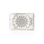 27,7x19,2 cm ölçülerinde, 2,8 cm yüksekliğe sahip krem terrazzo zeminli mavi ve kahverengi çini mandala desenli porsiyonluk dikdörtgen HappyChef açık büfe sunum ve meze teşhir tabağı.