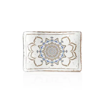 27,7x19,2 cm ölçülerinde, 2,8 cm yüksekliğe sahip krem terrazzo zeminli mavi ve kahverengi çini mandala desenli porsiyonluk dikdörtgen HappyChef açık büfe sunum ve meze teşhir tabağı.