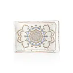 34,1x23,6 cm ölçülerinde, 3,3 cm yüksekliğe sahip krem terrazzo zeminli mavi ve kahverengi çini mandala desenli dikdörtgen HappyChef açık büfe sunum ve meze teşhir tabağı.