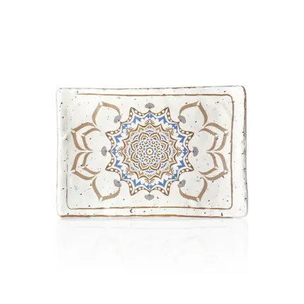 34,1x23,6 cm ölçülerinde, 3,3 cm yüksekliğe sahip krem terrazzo zeminli mavi ve kahverengi çini mandala desenli dikdörtgen HappyChef açık büfe sunum ve meze teşhir tabağı.