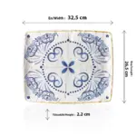 32,5x26,5 cm ölçülerinde, 2,2 cm yüksekliğe sahip antik beyaz çatlatma zeminli mavi Helenistik çini desenli geniş dikdörtgen HappyChef açık büfe sunum ve meze teşhir tabağı.