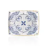 32,5x26,5 cm ölçülerinde, 2,2 cm yüksekliğe sahip antik beyaz çatlatma zeminli mavi Helenistik çini desenli geniş dikdörtgen HappyChef açık büfe sunum ve meze teşhir tabağı.