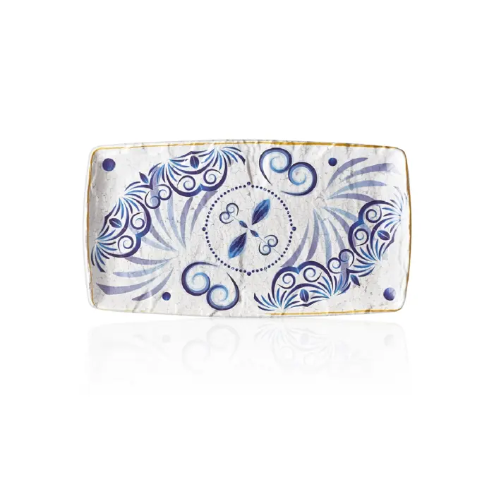 HappyChef Antik Çatlatma Zeminli Mavi Helenistik Desenli Sunum Tabağı - 32,5x17,6 cm 32,5x17,6 cm ölçülerinde, 2,2 cm yüksekliğe sahip antik beyaz çatlatma zeminli mavi Helenistik çini desenli dar uzun dikdörtgen HappyChef açık büfe sunum ve meze teşhir tabağı.