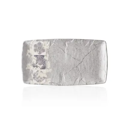 32,5x17,6 cm ölçülerinde, 2,2 cm yüksekliğe sahip gri beton efektli ve etnik mandala desenli uzun ince dikdörtgen HappyChef açık büfe sunum ve meze teşhir tabağı.
