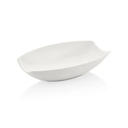 40x27 cm ölçülerinde ve 3.1 litre hacimli, uçlara doğru yükselen kıvrımlı tasarıma sahip büyük boy beyaz gondol salata ve sunum kasesi.