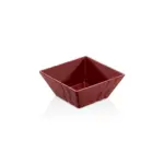 19x19 cm ölçülerinde ve 1.56 litre hacimli, dış yüzeyi dalga detaylı orta boy kare kırmızı salata ve sunum kasesi.