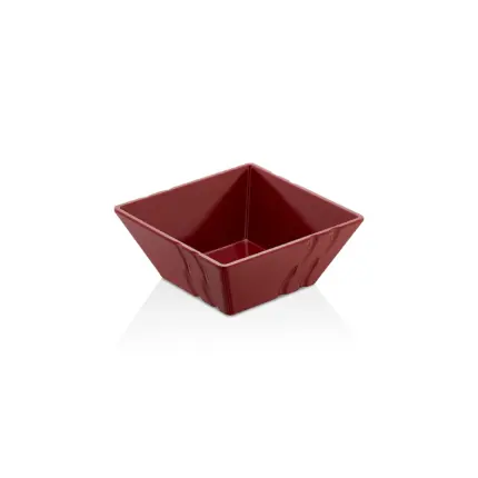 19x19 cm ölçülerinde ve 1.56 litre hacimli, dış yüzeyi dalga detaylı orta boy kare kırmızı salata ve sunum kasesi.