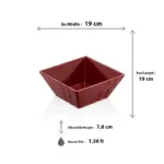 19x19 cm ölçülerinde ve 1.56 litre hacimli, dış yüzeyi dalga detaylı orta boy kare kırmızı salata ve sunum kasesi.