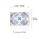 19x13.5 cm ölçülerinde, çatlak zemin üzerine mavi beyaz çini desenleri işlenmiş, altın yaldız kenarlı vintage dikdörtgen servis ve meze tabağı.