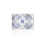 19x13.5 cm ölçülerinde, çatlak zemin üzerine mavi beyaz çini desenleri işlenmiş, altın yaldız kenarlı vintage dikdörtgen servis ve meze tabağı.