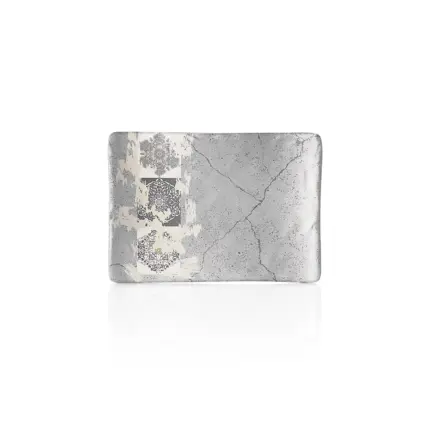 19x13.5 cm ölçülerinde, endüstriyel beton görünümlü zemin üzerine eskitme çini desenleri işlenmiş küçük boy gri dikdörtgen servis ve meze tabağı.